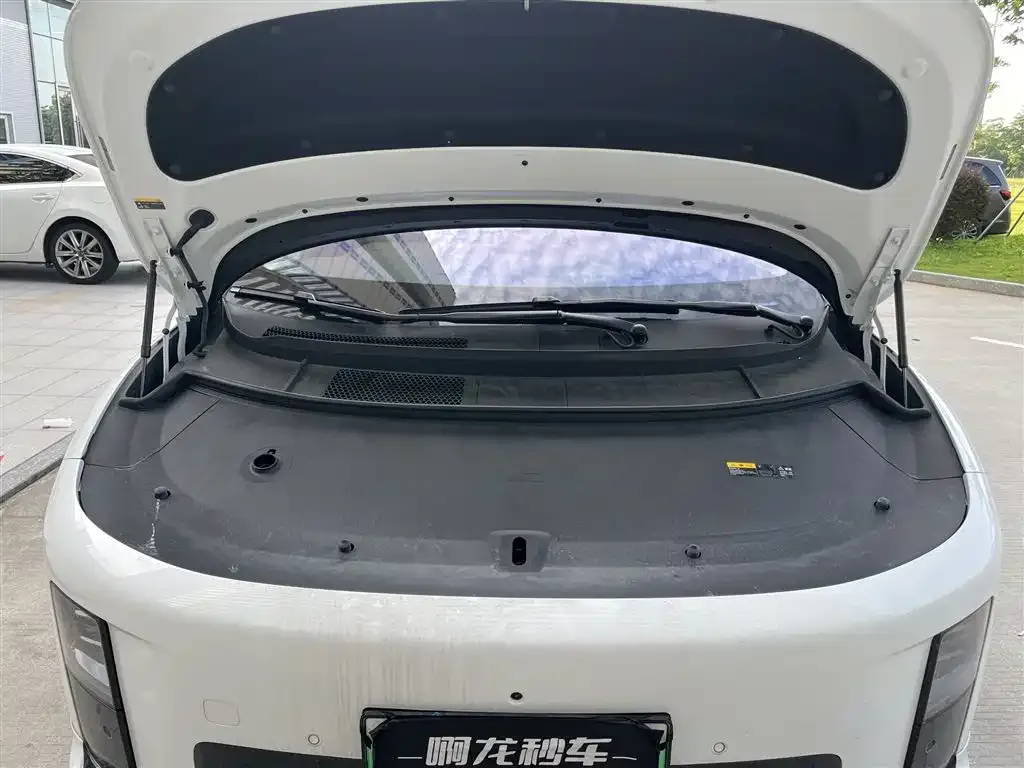 Li Auto i8 — фото 5