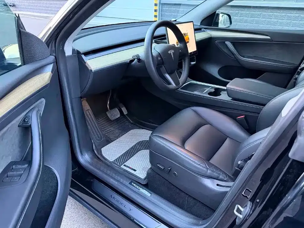 Tesla Model Y — фото 8