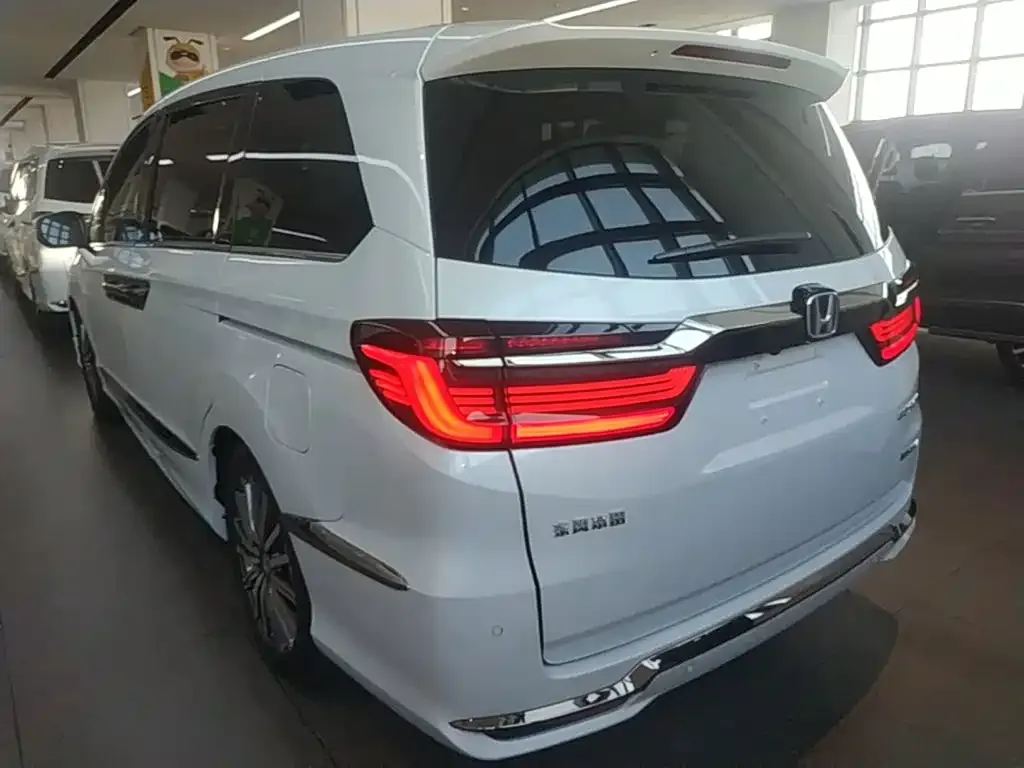 Honda Elysion 2024 из CN, фото 4