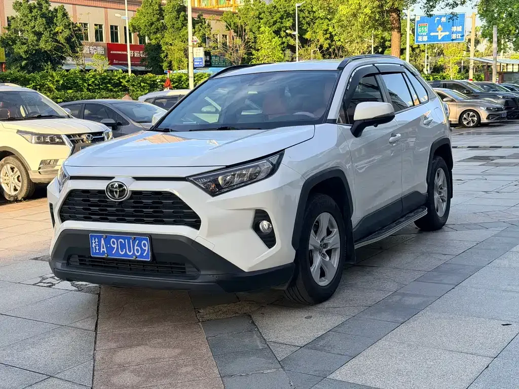 Toyota RAV4 — фото 1