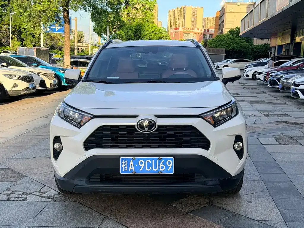 Toyota RAV4 — фото 10