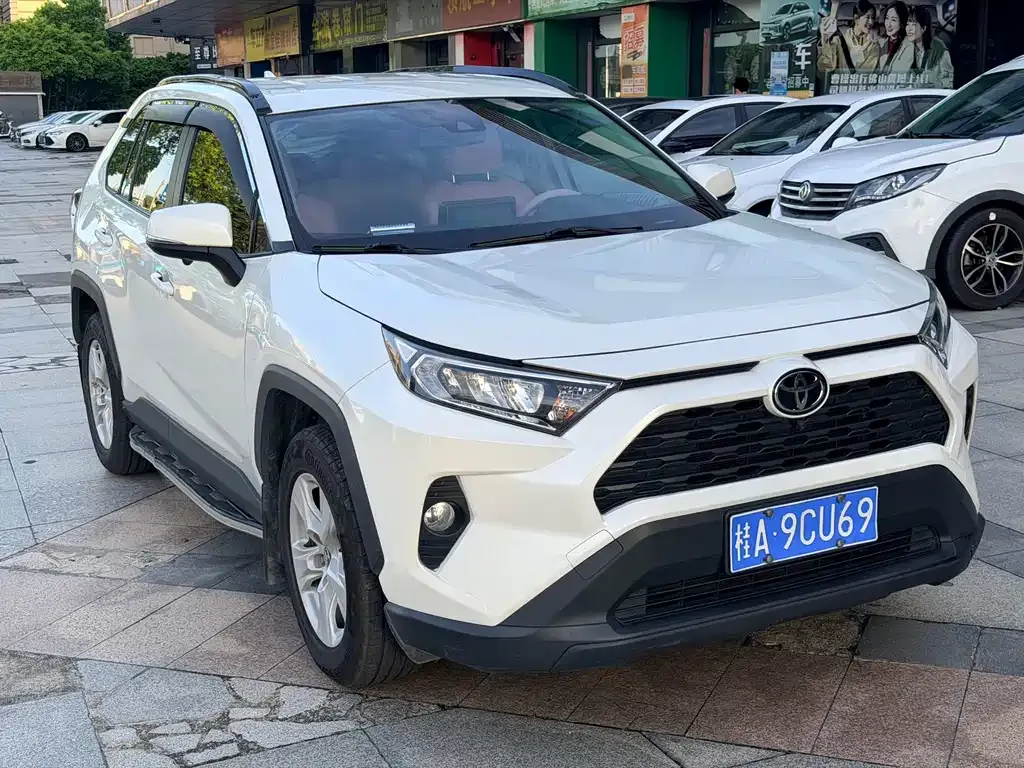 Toyota RAV4 — фото 7