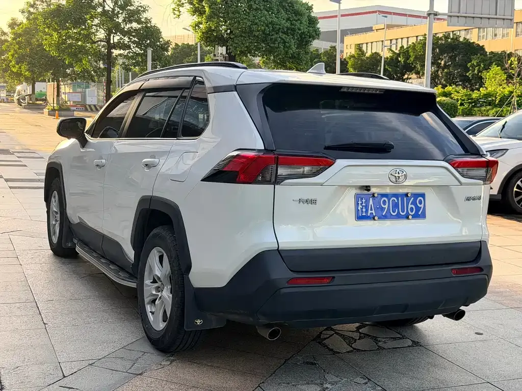 Toyota RAV4 — фото 6