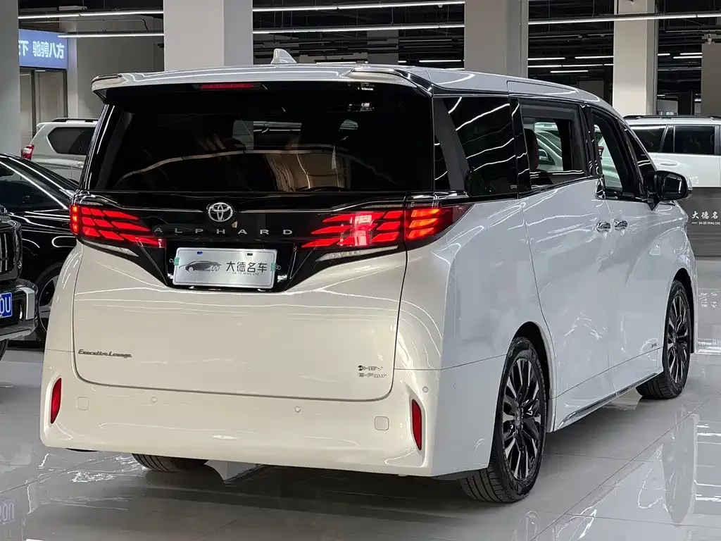 Toyota Alphard — фото 7