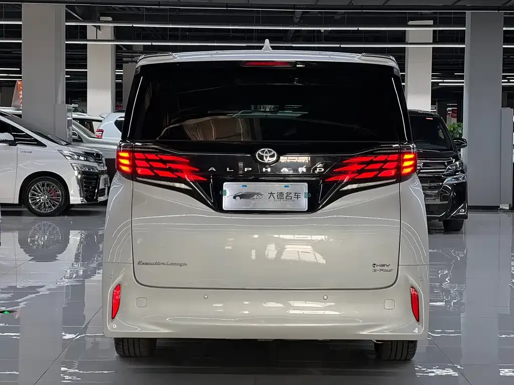 Toyota Alphard — фото 9