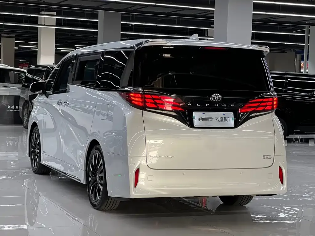 Toyota Alphard — фото 10