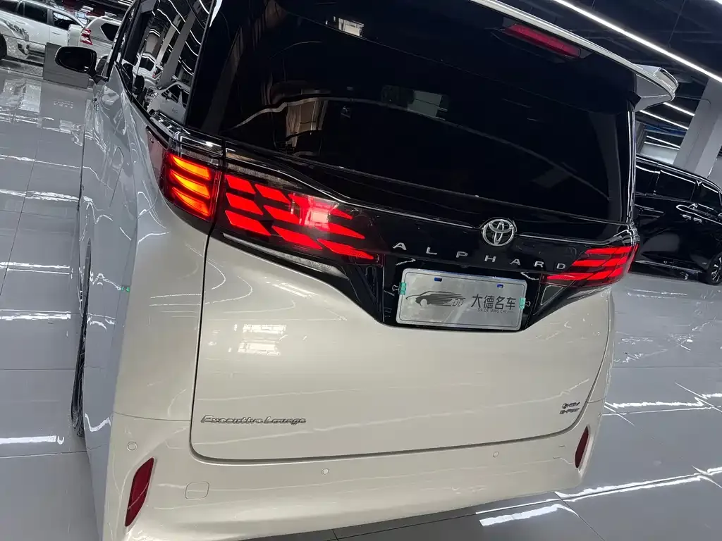 Toyota Alphard — фото 4