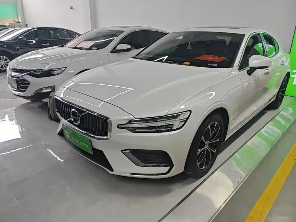 Volvo S60 — фото 1
