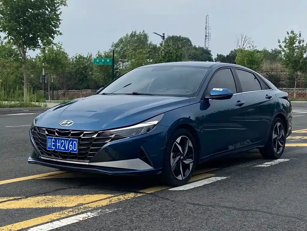 Hyundai Elantra — фото 1
