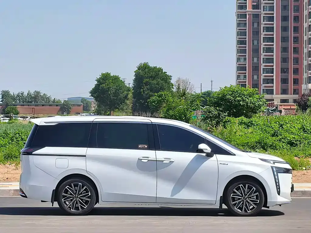 GAC Motor 传祺E8 PHEV — фото 2