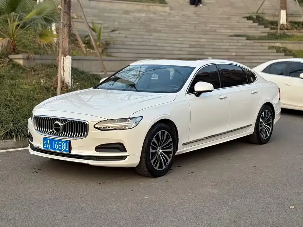 Volvo S90 — фото 1