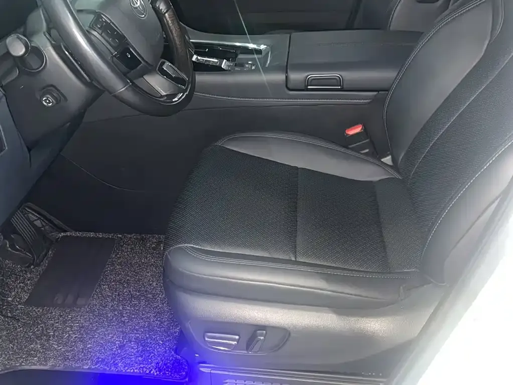 Toyota Alphard — фото 10