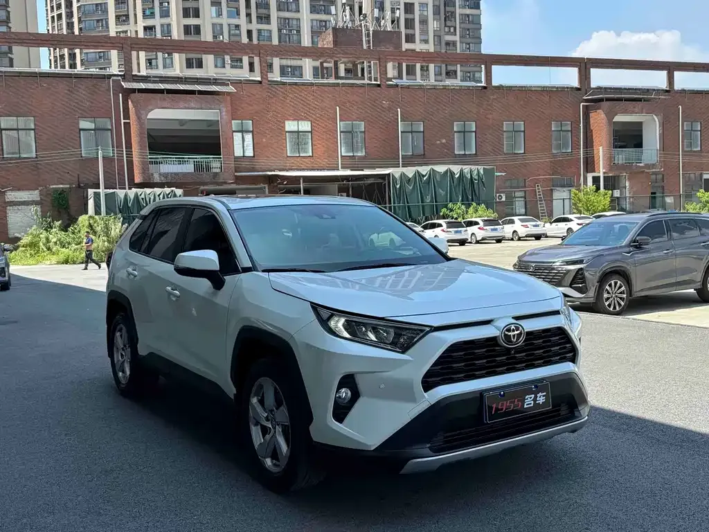 Toyota RAV4 — фото 5