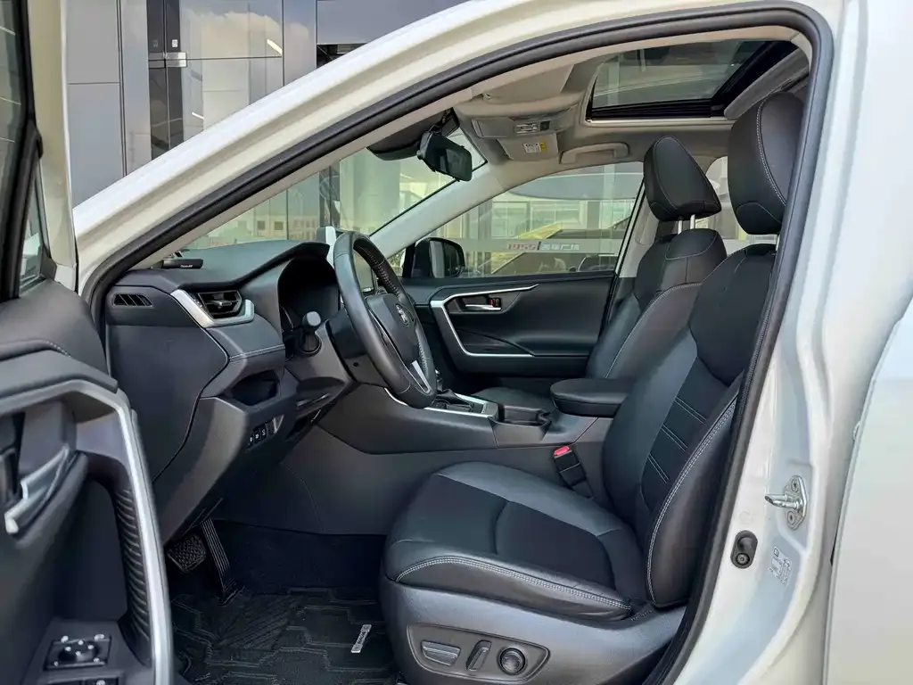 Toyota RAV4 — фото 7