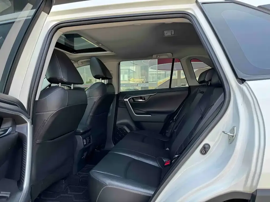 Toyota RAV4 — фото 2