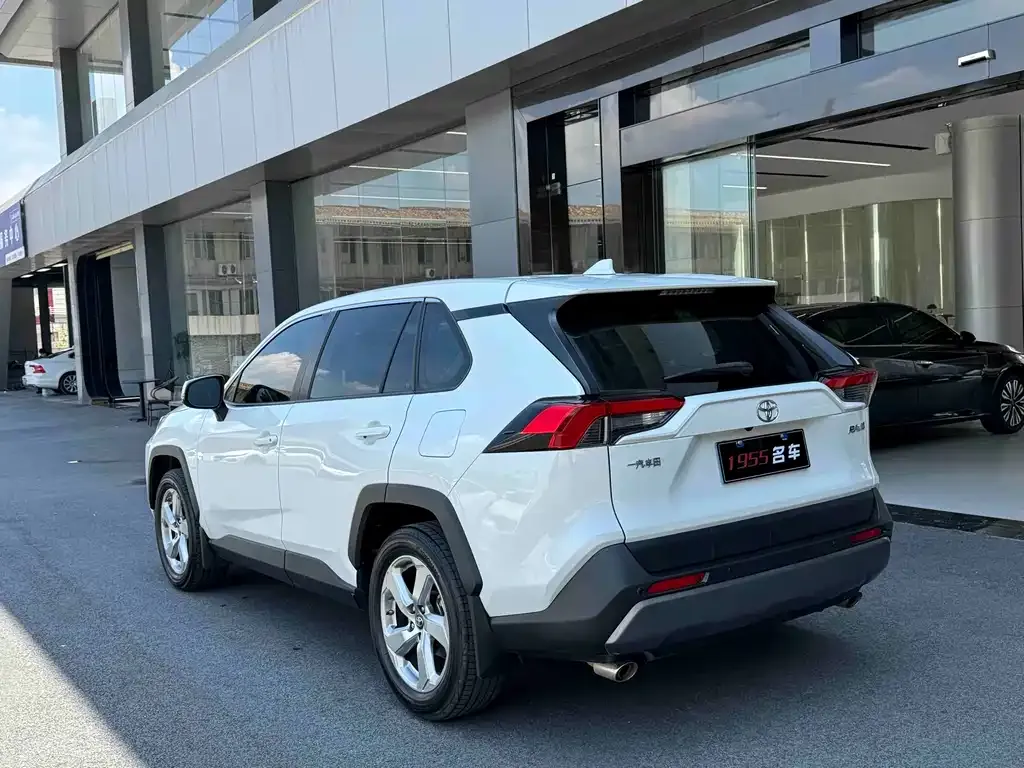 Toyota RAV4 — фото 9