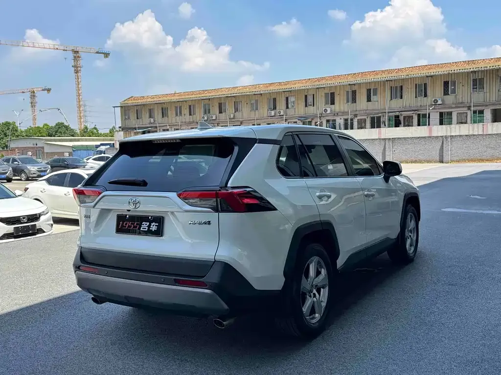 Toyota RAV4 — фото 4