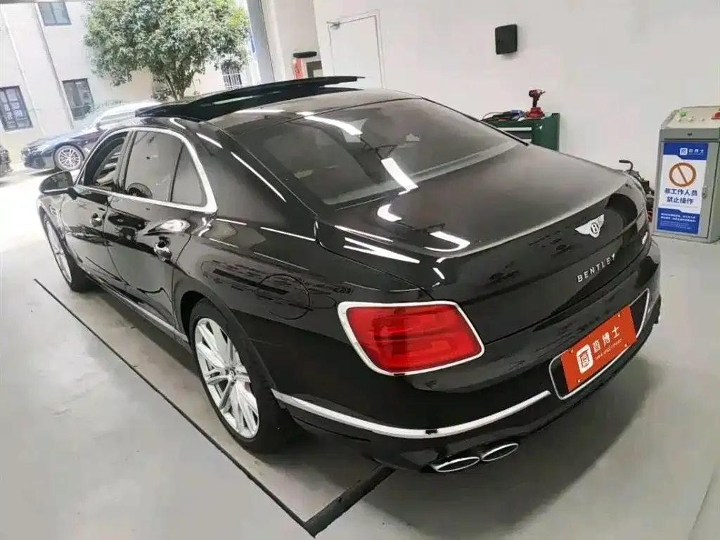 Bentley Flying Spur PHEV — фото 6