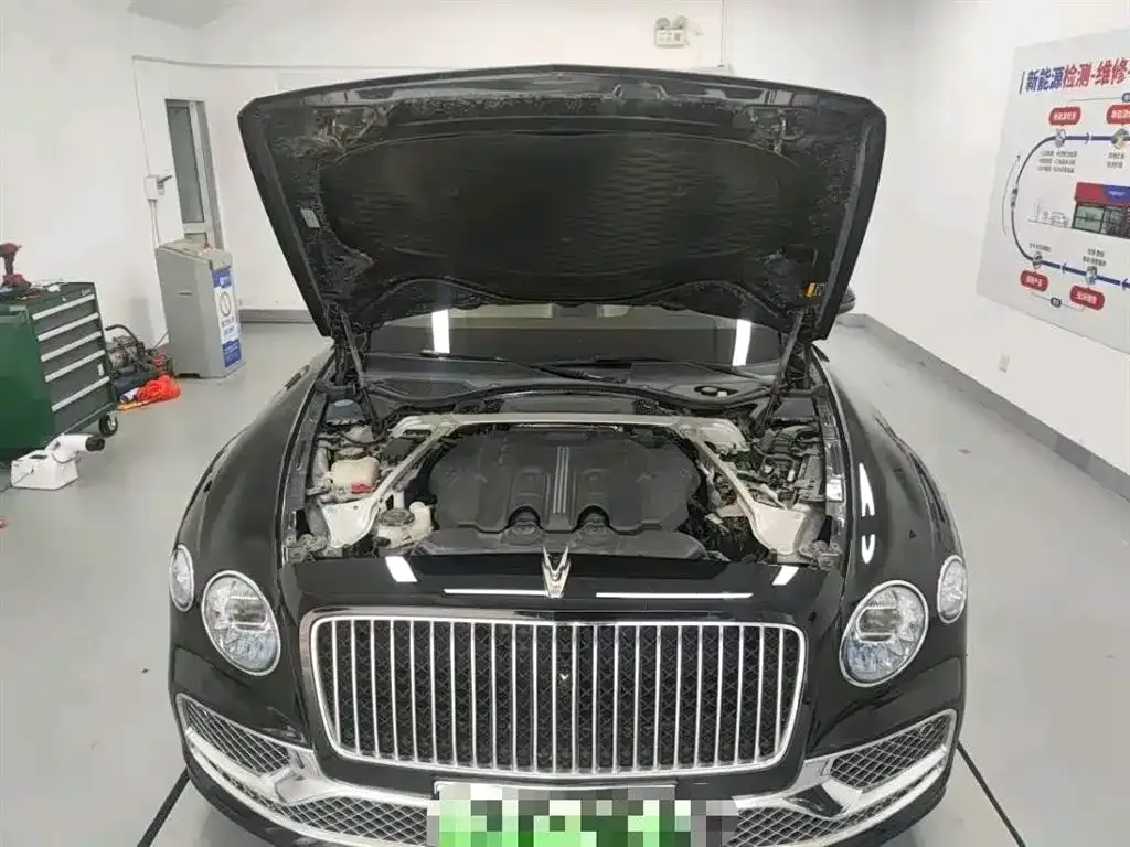 Bentley Flying Spur PHEV — фото 9