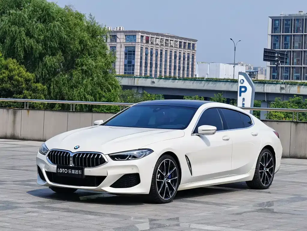BMW 8 Series — фото 1