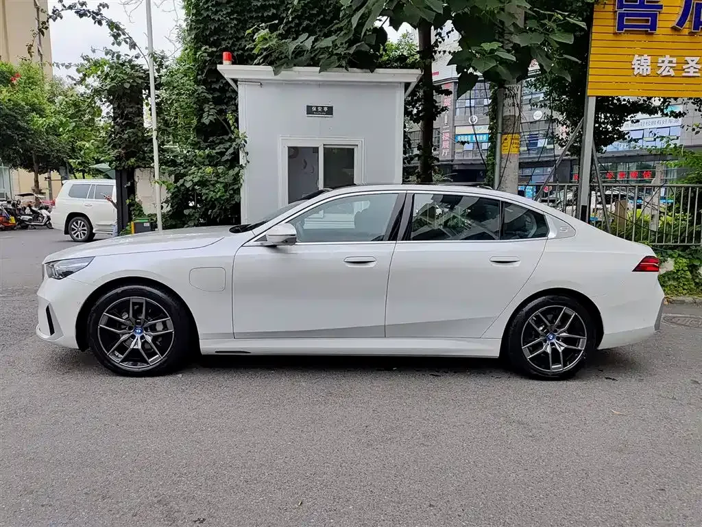 BMW i5 — фото 10