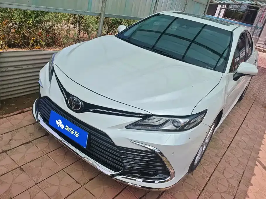 Toyota Camry — фото 1