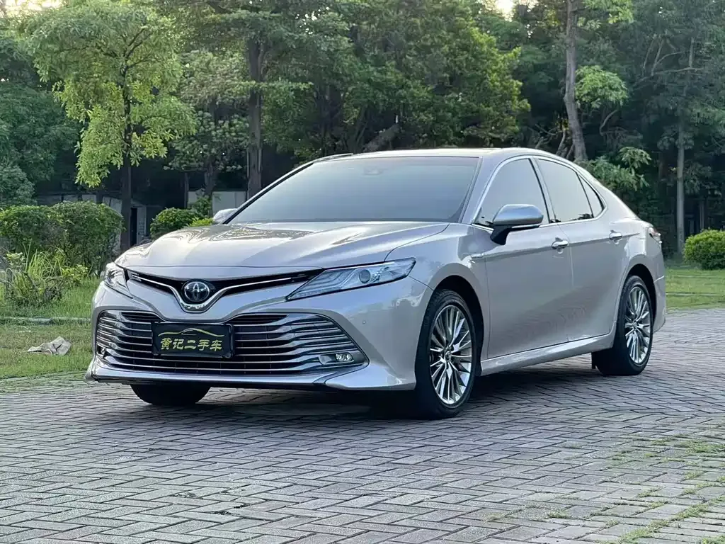Toyota Camry — фото 1