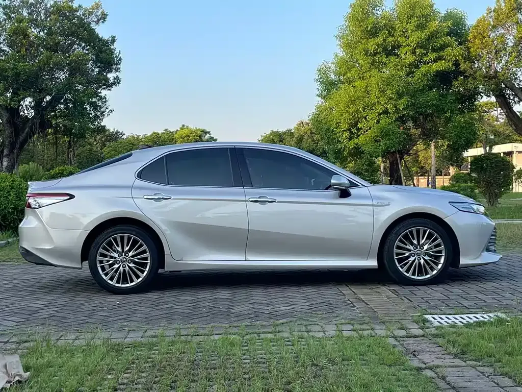 Toyota Camry — фото 5