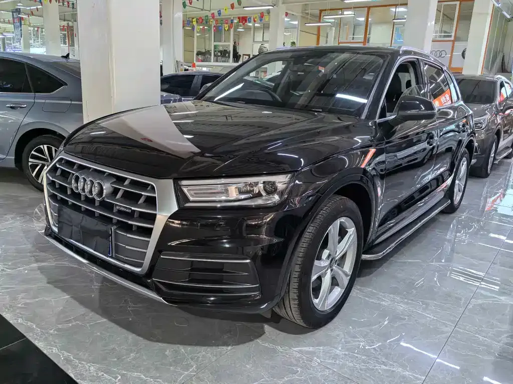 Audi Q5L — фото 1