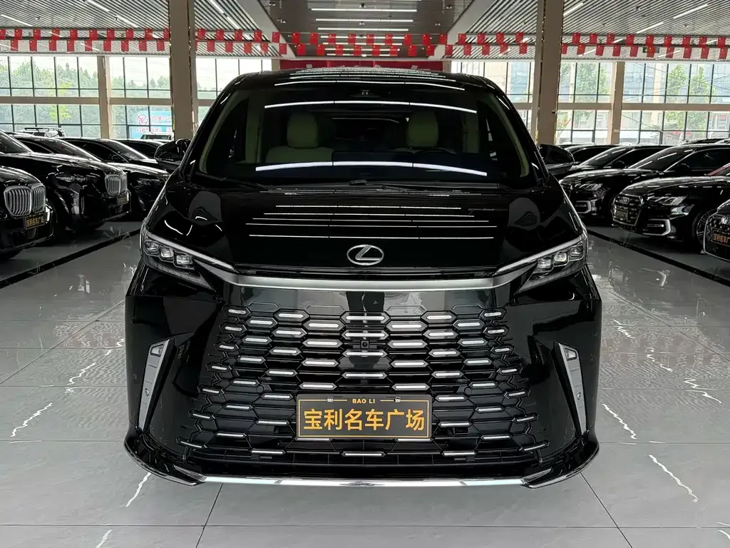 Lexus LM — фото 1