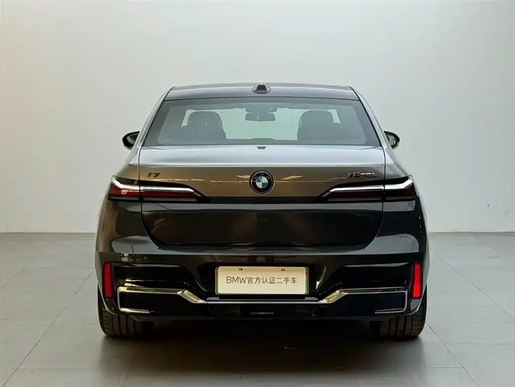 BMW i7 M70L — фото 5