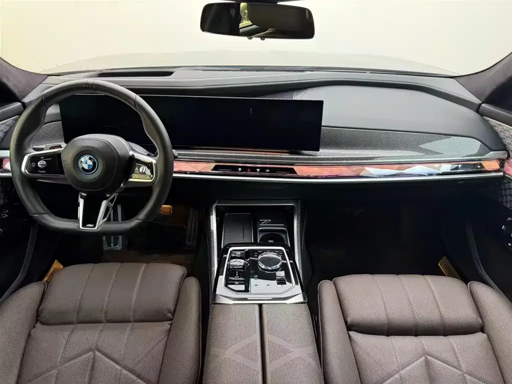 BMW i7 M70L — фото 8