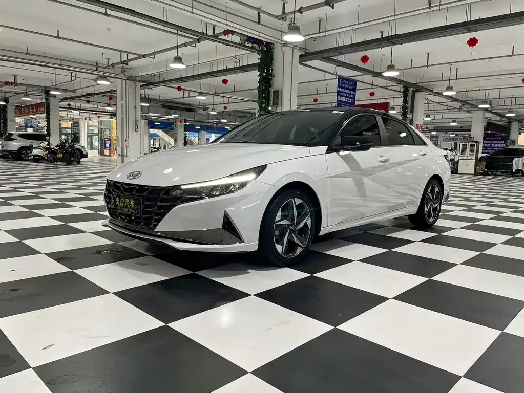 Hyundai Elantra — фото 1