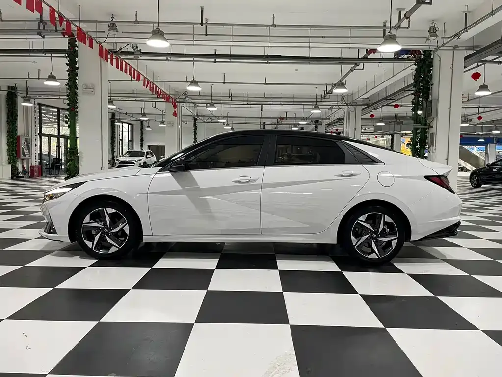 Hyundai Elantra — фото 5