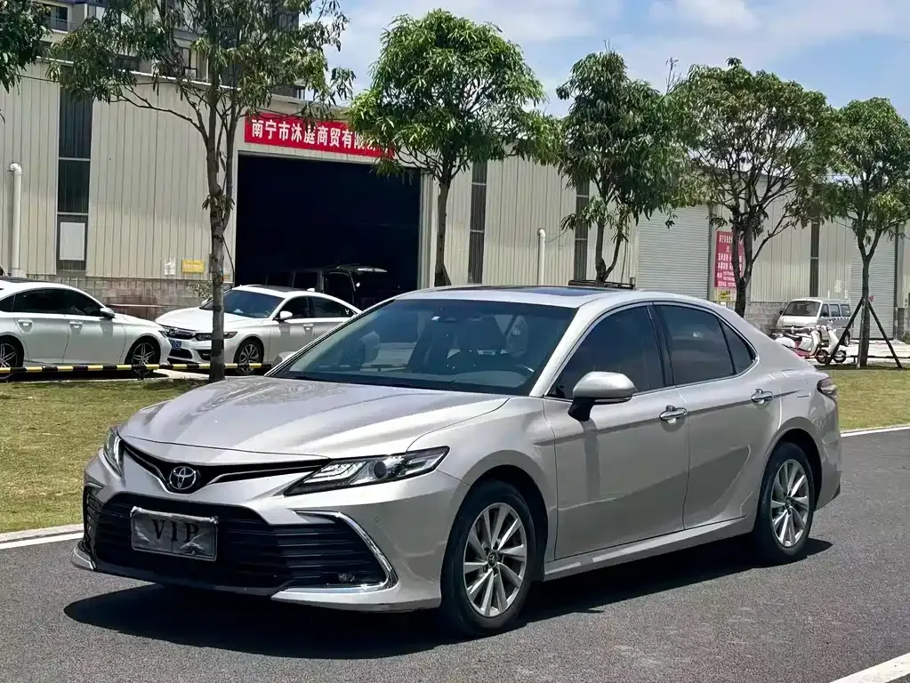 Toyota Camry — фото 1