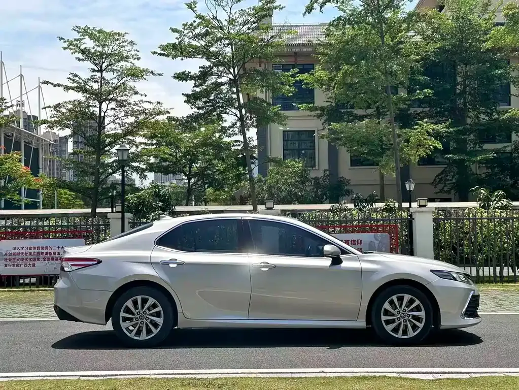 Toyota Camry — фото 8