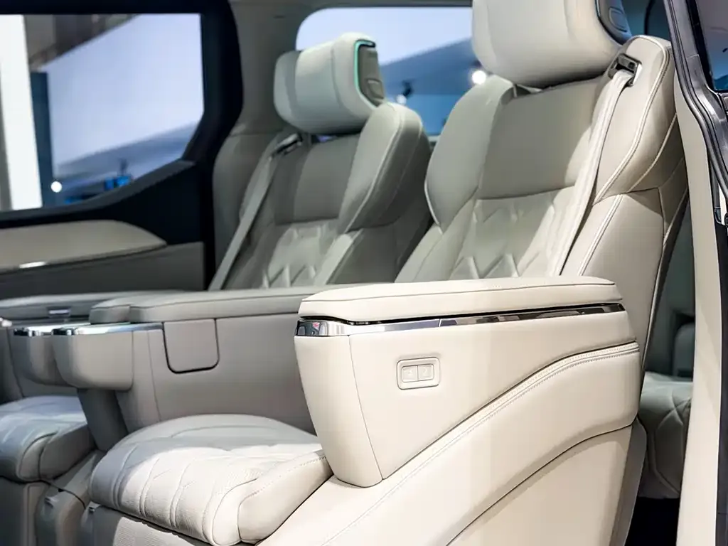 Volvo EM90 2024 из CN, фото 3