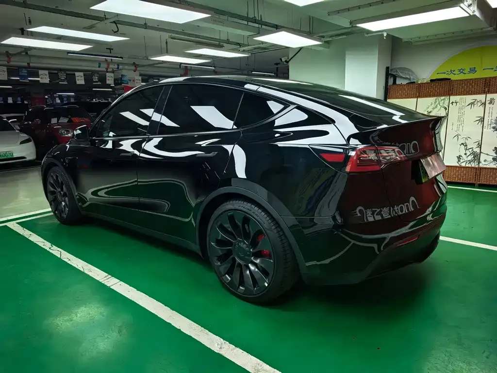 Tesla Model Y — фото 10