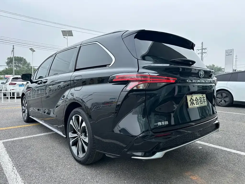 Toyota Granvia — фото 9