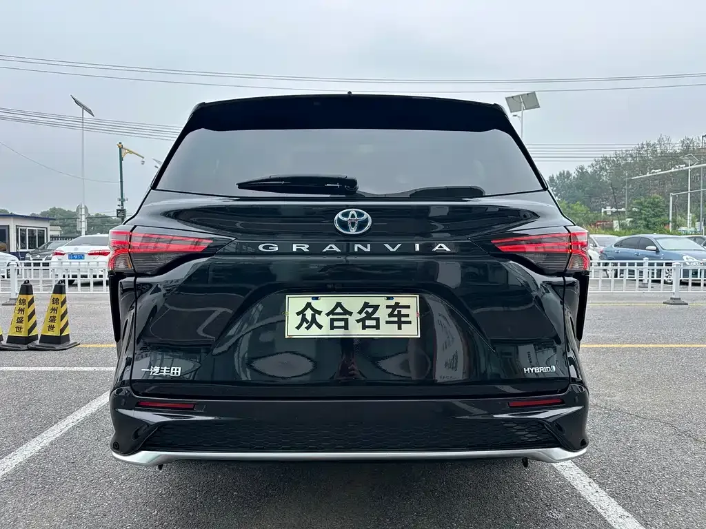 Toyota Granvia — фото 7