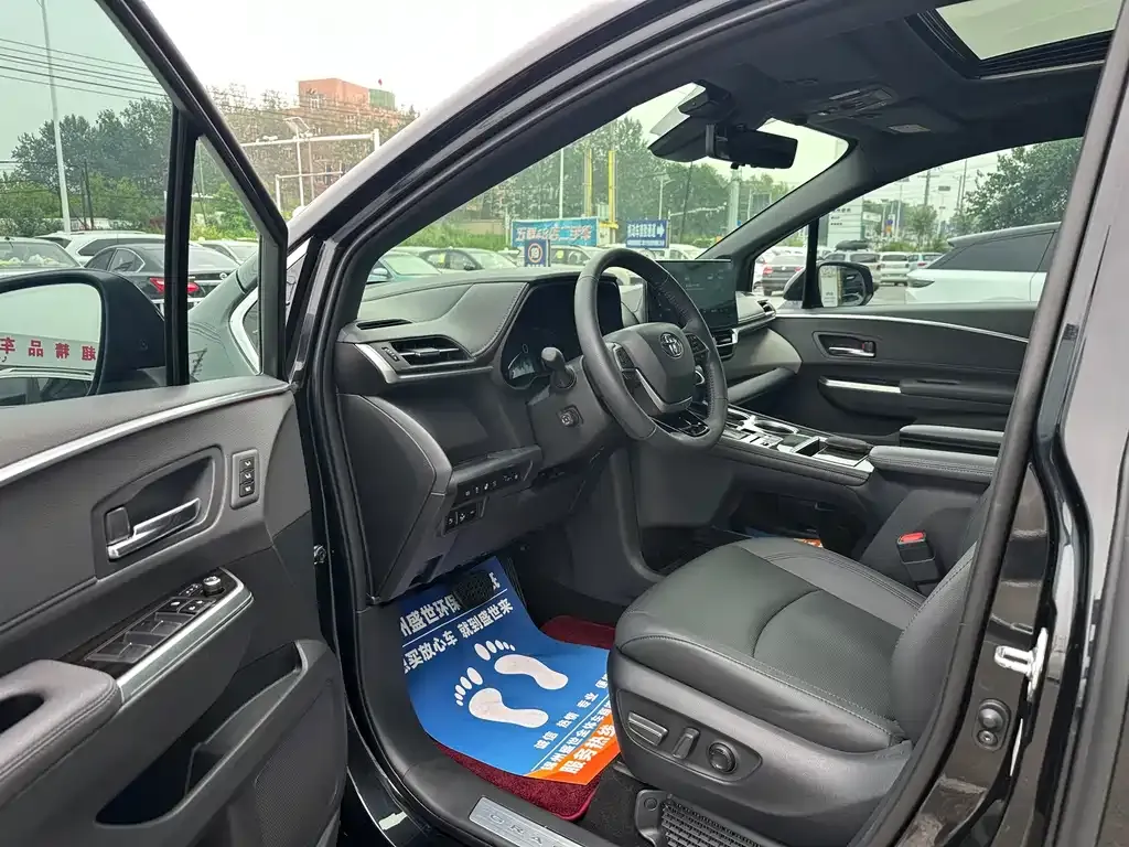 Toyota Granvia — фото 3