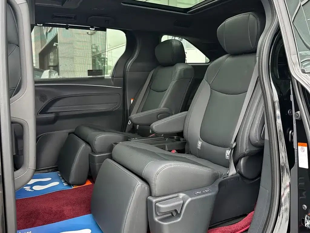 Toyota Granvia — фото 2
