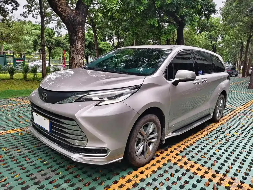 Toyota Sienna — фото 1