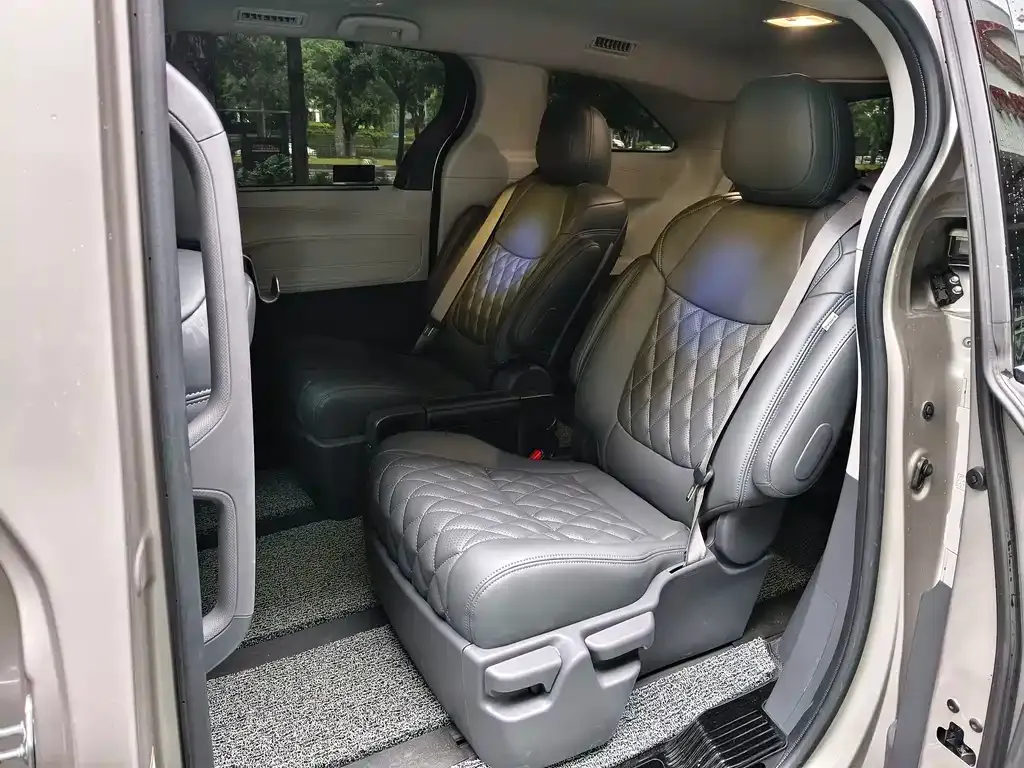Toyota Sienna — фото 5