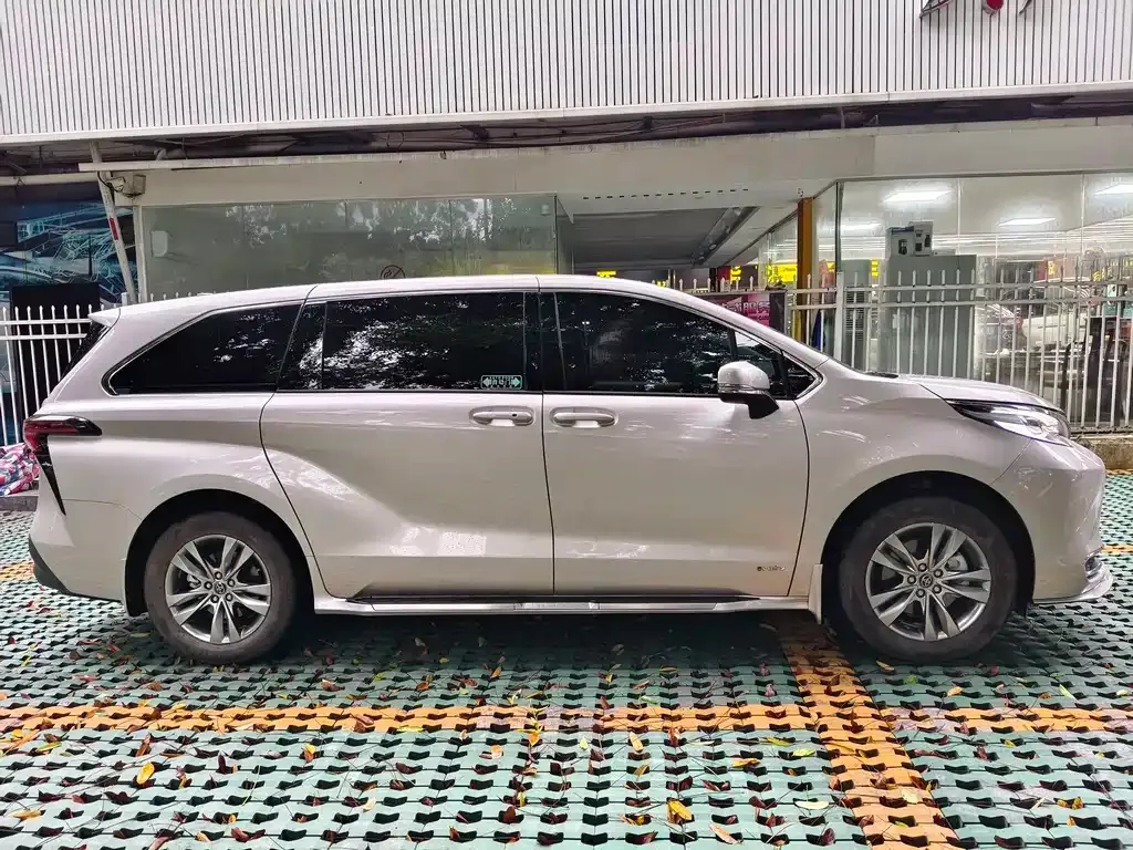 Toyota Sienna — фото 3