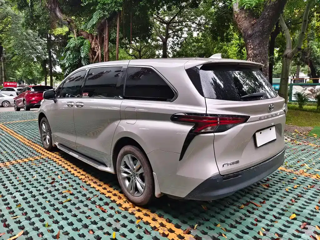 Toyota Sienna — фото 6
