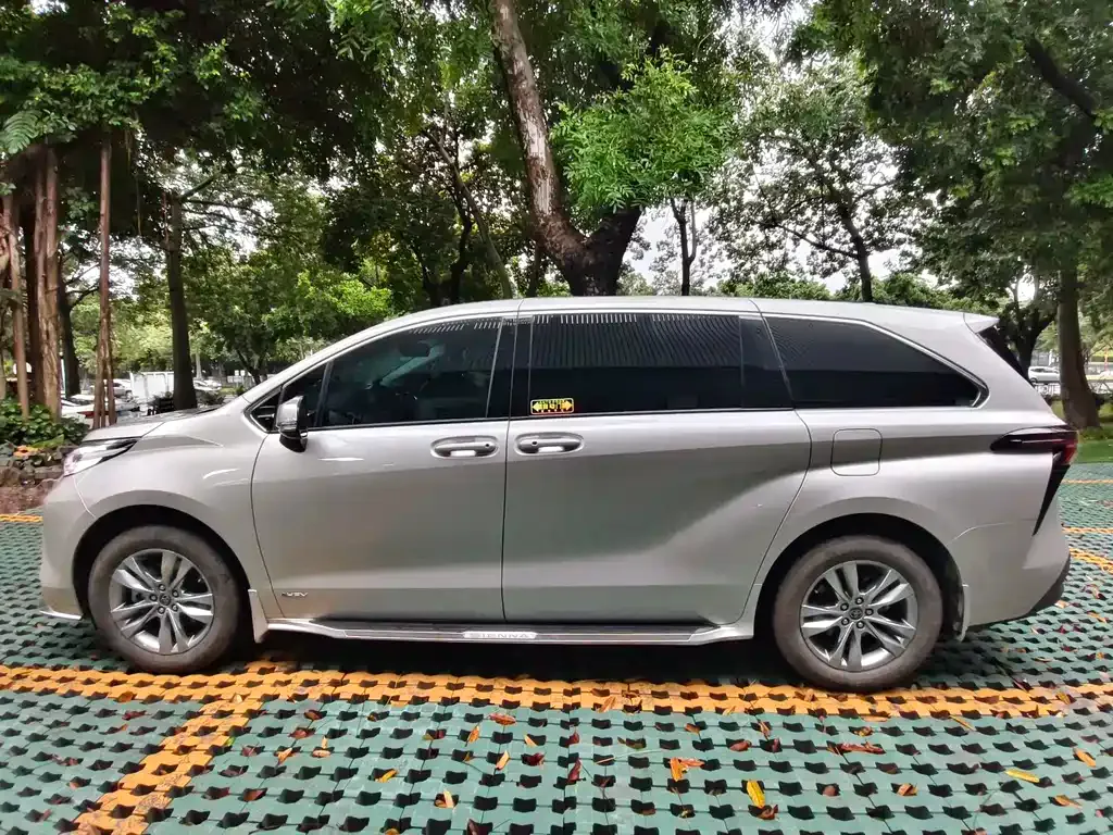 Toyota Sienna — фото 4