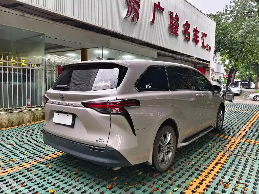 Toyota Sienna — фото 8