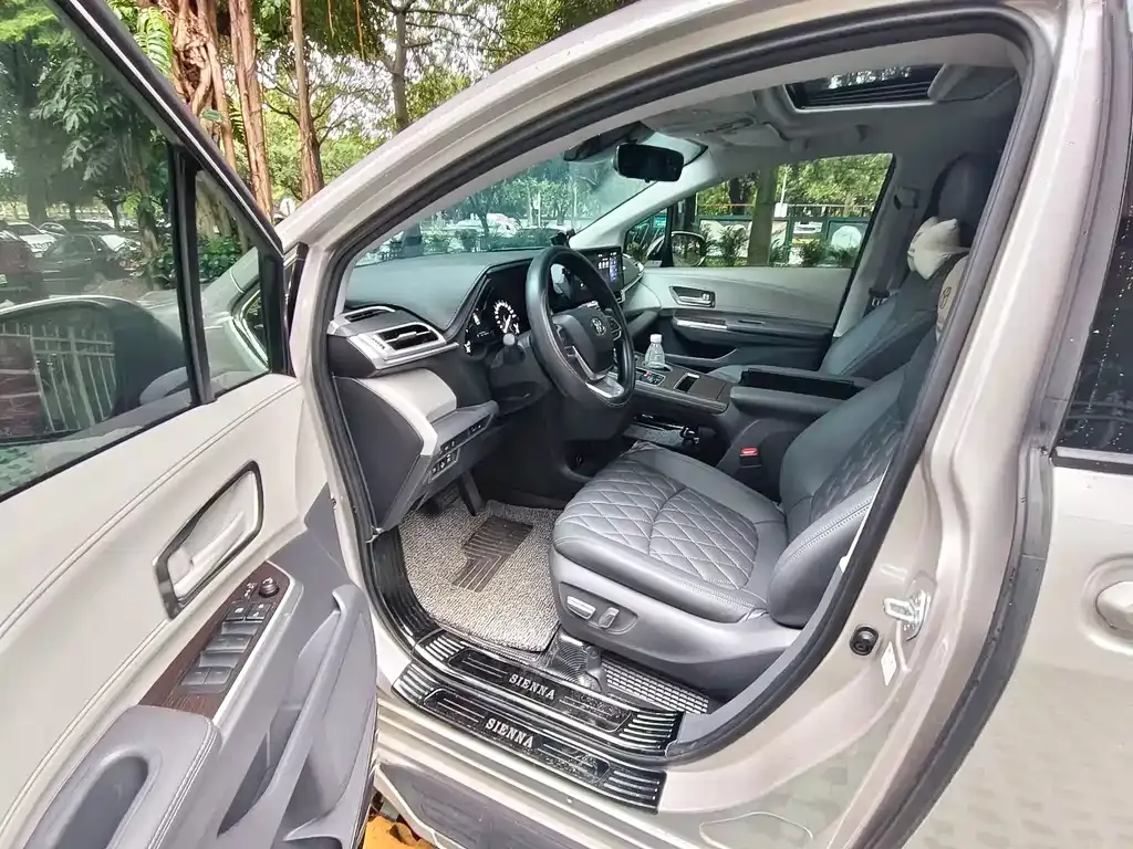 Toyota Sienna — фото 2