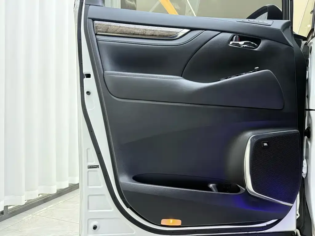 Toyota Alphard — фото 2